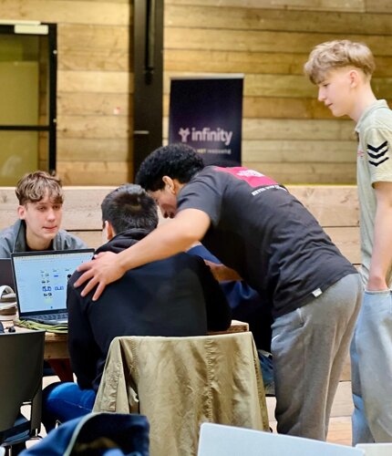 140 eerstejaars ICT-studenten hacken erop los in de Dutch Innovation Factory 